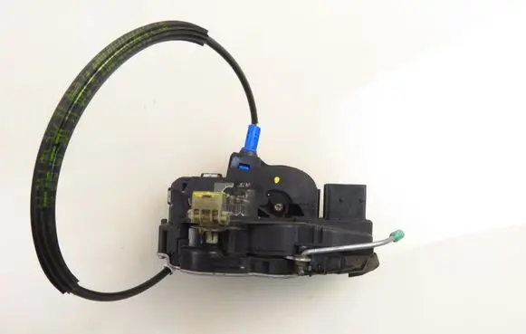 Opel Astra J Front door lock 