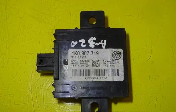 Audi A3 S3 8P Alarm control unit/module 1K0907719