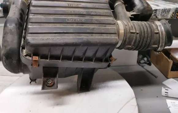 Suzuki Grand Vitara I Air filter box 68DA01