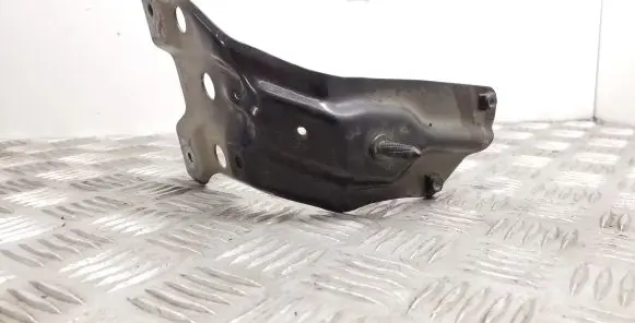 Volkswagen Eos Fender mounting bracket 1Q0821135B