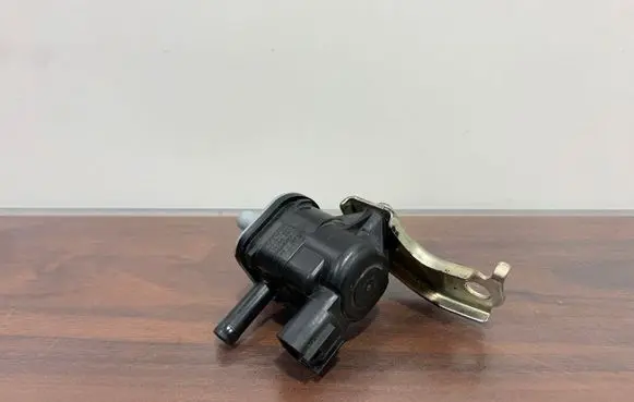 Lexus CT 200H Vacuum valve 909101227 1362007010 1509145