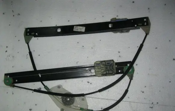 Rear window lifting mechanism without motor