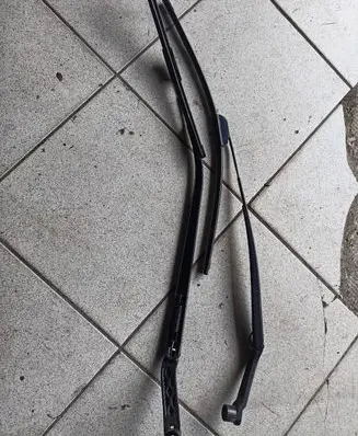 Front wiper blade arm