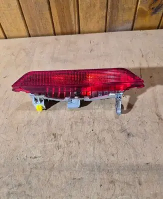 Toyota Yaris Third/center stoplight E111651