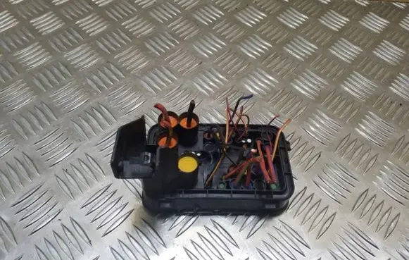 Volkswagen Caddy Fuse module 1K0937700B