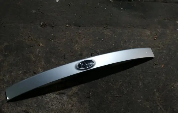 KIA Carens I Trunk door license plate light bar 
