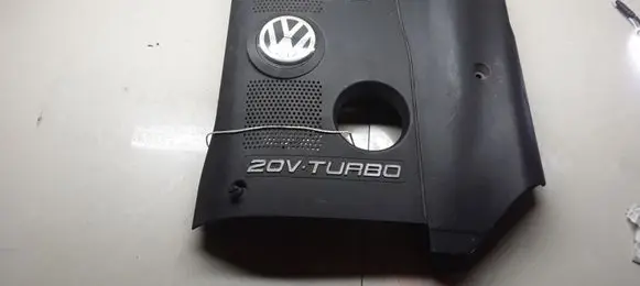 Volkswagen PASSAT B5 Engine cover (trim) 058103724R