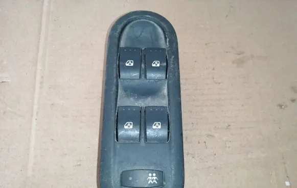 Renault Megane II Electric window control switch 156018070