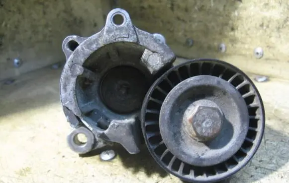 Peugeot 307 Generator/alternator belt tensioner