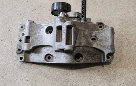 BMW 4 F36 Gran coupe Generator/alternator bracket 7619250