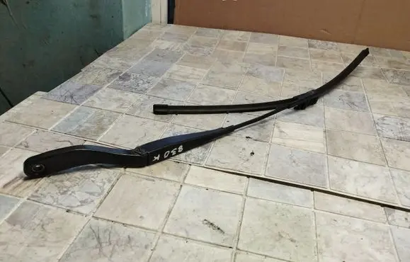 Volvo V50 Front wiper blade arm