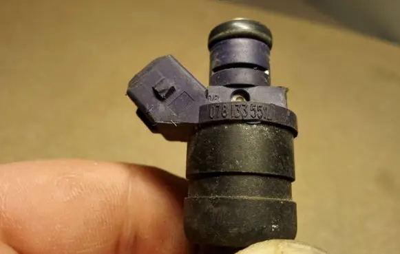 Audi A6 S6 C5 4B Fuel injector 078133551L