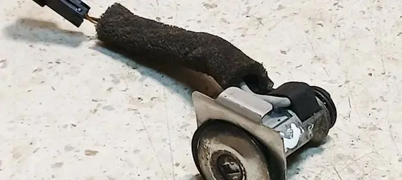 Mitsubishi Space Star Front door lock (next to the handle) 