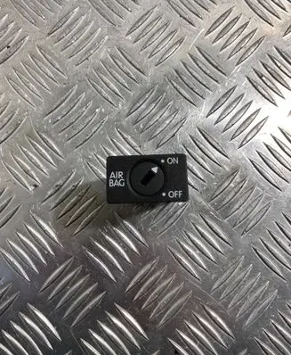 Passenger airbag on/off switch