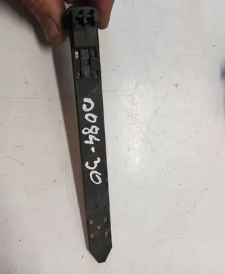 Headlight/headlamp mounting bracket