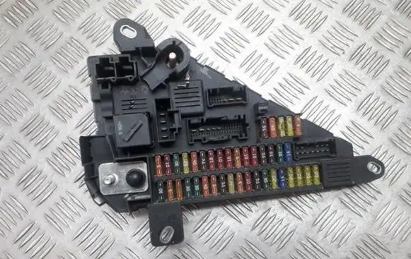 BMW 5 E60 E61 Fuse box set 913883001 518956057