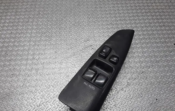 Toyota Corolla Verso E121 Electric window control switch 8404013060
