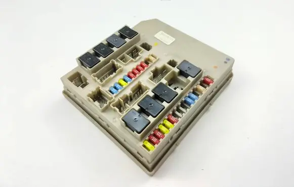 Renault Clio III Fuse module 902663A BERTO323