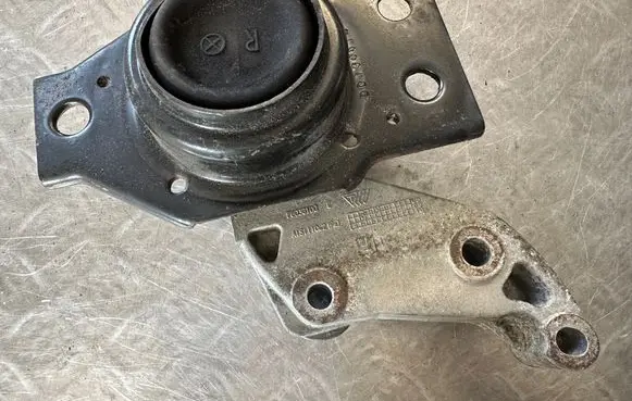 Nissan Qashqai Engine mount bracket F6036100