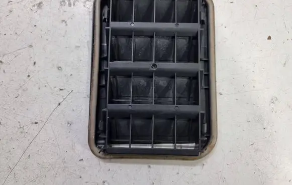 BMW 1 F20 F21 Quarter panel pressure vent 9201647