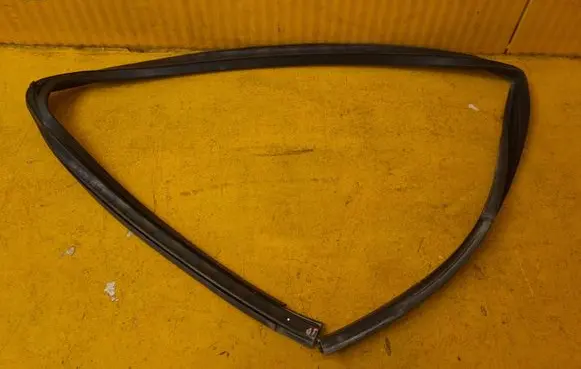 Mercedes-Benz V Class W447 Front door glass trim molding 