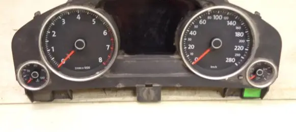 Volkswagen Touareg II Speedometer (instrument cluster) 7P6920884D
