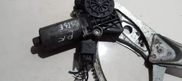 Mercedes-Benz E W210 Front door window regulator motor 0130821708