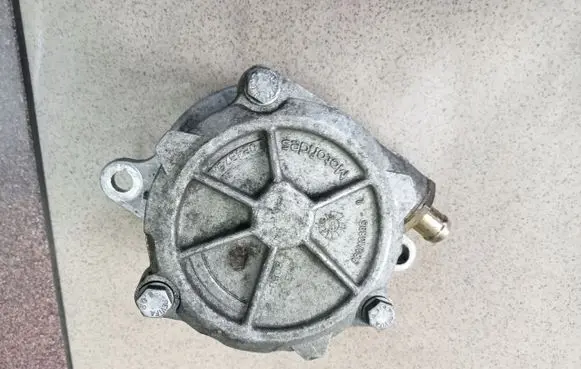 BMW 3 E46 Vacuum pump 96110885