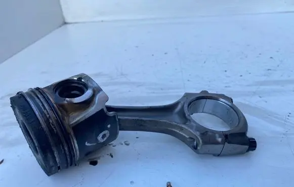 Toyota Avensis T220 Piston with connecting rod