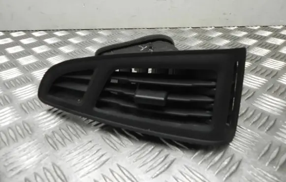 Ford Focus Rear air vent grill BM51018B09AN T7604