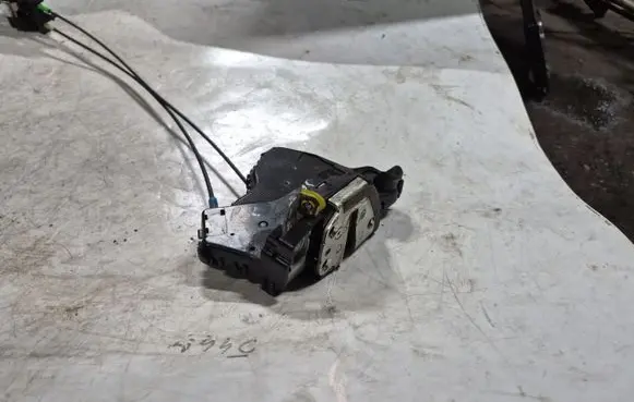 Toyota Avensis T270 Front door lock A046693