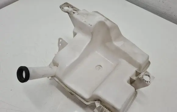 Ford Focus Windshield washer fluid reservoir/tank BV6117B613A