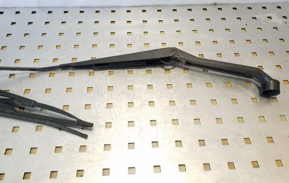 Suzuki Grand Vitara II Front wiper blade arm