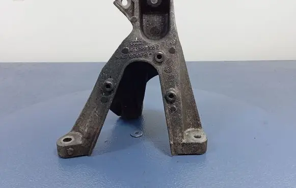 Engine mount vacuum valve