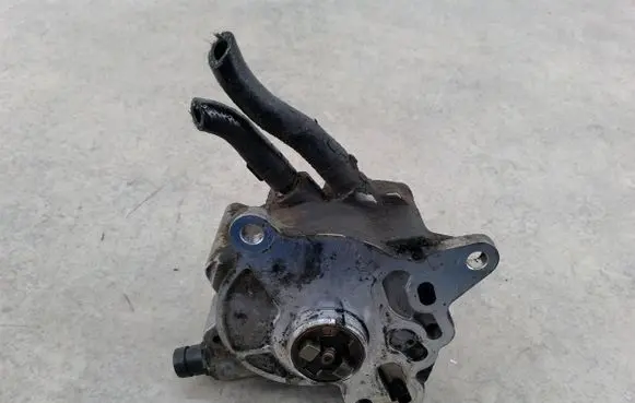 Volkswagen PASSAT B6 Vacuum pump 03G145209C