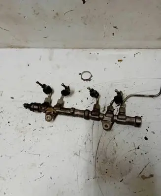 Opel Corsa D Fuel distributor 55234437 0445214217