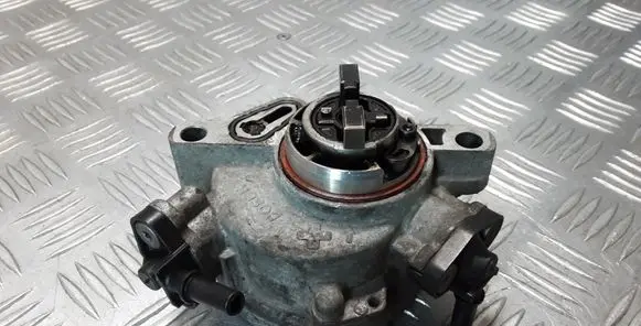 Ford Kuga II Vacuum pump 9804021880