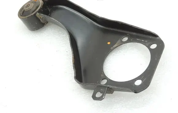 Mitsubishi Pajero Front differential bracket MR374561 MR374574