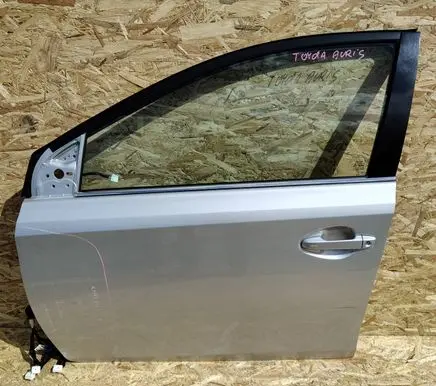 Toyota Auris E210 Front door 