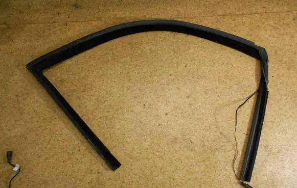 Maserati Quattroporte Rubber seal front door window/glass 