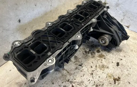 Mercedes-Benz C W204 Intake manifold 33103086