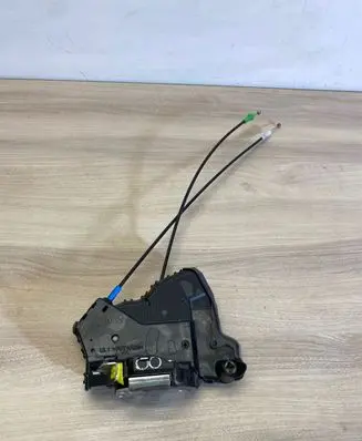 Toyota Auris E180 Front door lock A084219