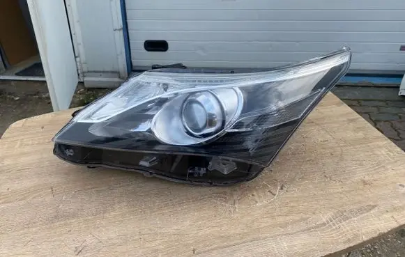 Toyota Avensis T270 Headlight/headlamp 10100-17685
