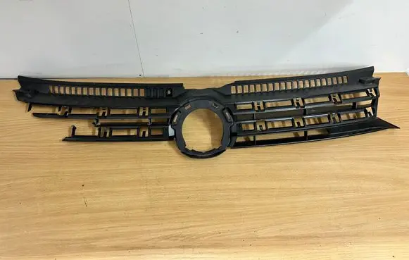 Volkswagen Golf Plus Front bumper upper radiator grill 5M0853653L