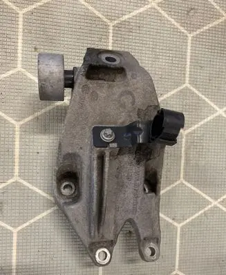 Engine mounting bracket