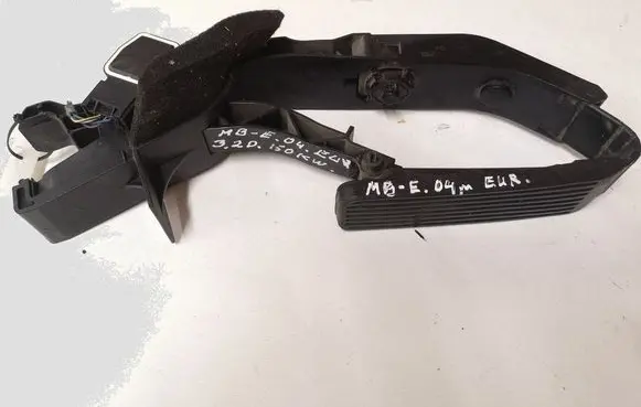 Mercedes-Benz E W211 Accelerator throttle pedal A2113000404