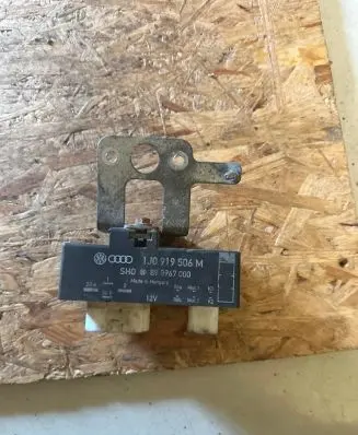 Volkswagen Polo Coolant fan relay 1J0919506M