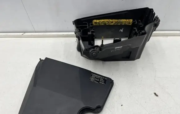 Mercedes-Benz E W210 Fuse box cover 2105400082