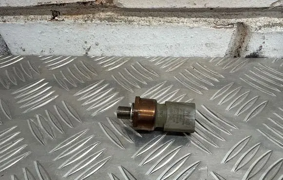 Audi A4 S4 B9 8W Oil pressure sensor 06E906054G
