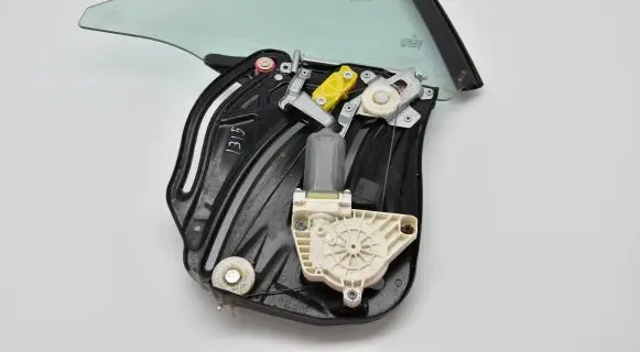 Rear door manual window regulator